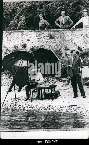 07 luglio 1949 - Winston  Pittura sulle spiagge di Garda. La polizia getta pietra per tenere la fotografia: Winston Churchill (idoneo) sul Lago di Garda - il erbour della sua vacanza italiana (idoneo). Era ben protetto (eleggibile) fotografi dalla polizia, che gettò pietre (eleggibili) barche contenenti cameramen e newsreel (eleggibili) è venuto troppo vicino. Foto Stock