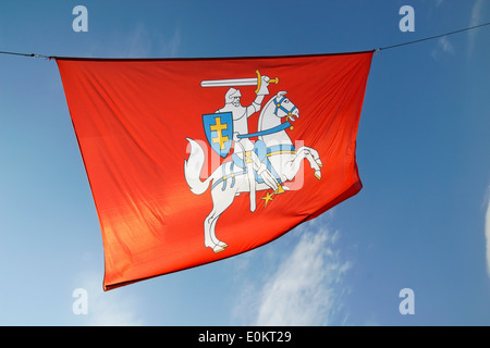 Lo stemma della Repubblica di Lituania sulla bandiera rossa contro il cielo in aprile 21, 2014. Emblema approvato dalla National referen Foto Stock