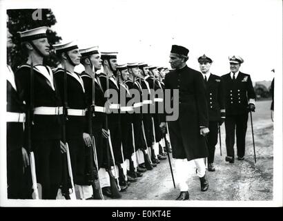 Lug. 07, 1948 - 5.7.48 Achille del River Plate si unisce alla Marina militare indiana. La Marina indiana oggi acquisito è il primo cruiser, quando H.M.S. Achille eroina del River Plate battaglia contro il Graf Spee, è stato consegnato a Chatham al sig. V.K. Krishna Menon, Indiano Alto Commissario in Londra, per essere nuovamente chiamato H.M.I.S. Delhi. Tra quelli durante la cerimonia di premiazione è stata Vise-Admiral W.E. Parry, che ha comandato di Achille presso il River Plate. Keystone Foto Mostra: Mr. V.K. Krishna Menon, ispezione di un R.N. Guardia d'onore, a Chatham oggi. Foto Stock