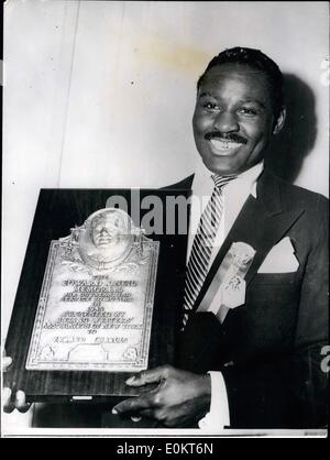 Gen 01, 1950 - Ezzard Charles riceve l'Edward J. Neil Memorial Boxing targa per 1949.: con voto unanime dalla New York scrittore Boxing Association - Pesi Massimi campione del pugilato Ezzard Charles si è aggiudicato il Edward J. Niel Memorial Boxing placca, a Waldo Astoria di New York. Esso è determinato sulla base del combattente che ha fatto di più per lo sport durante l'anno, con sportività e pulito che vivono in aggiunta alle prestazioni ad anello. Charles ha sconfitto due sfidanti per la corona in quanto essa vincente. Foto Stock