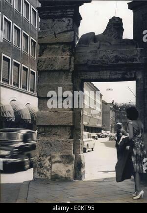 Jan 1, 1950 - Monaco - la sua '"old'' e il suo ''nuova'' volto: Su Maximilians - Piazza. Due mondiali sono riuniti il leone di pietra e nei pressi di edifici moderni. (Data esatta sconosciuto) Foto Stock