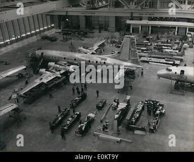 Jan 1, 1950 - Costruire il Britannia liner aria : la seconda Britannia sta rapidamente prendendo forma nel mondo del più grande assemblea -hall appendiabiti a Bristol. Parti del piano che sono state costruite in altre sezioni delle opere sono qui riuniti e il gigante che il piano è circondato da scrivania e lavorato panche. (Data esatta sconosciuto) Foto Stock