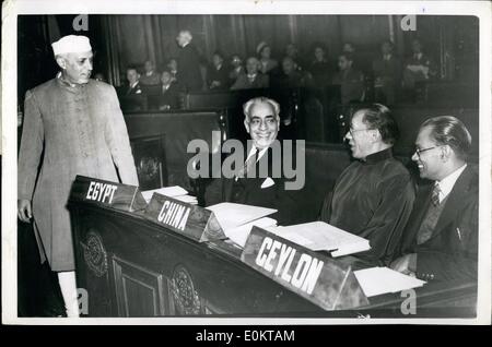 Gen 01, 1949 - Conferenza Asiatica sull'Indonesia aperto : la conferenza asiatica in Indonesia è stato aperto da Pundit Nehru, primo ministro dell'India, in consiglio di stato Hall di New Delhi, Gennaio 20th. La foto mostra il Pundit Nehru con la cultura Egiziana e cinese i delegati alla conferenza. Foto Stock