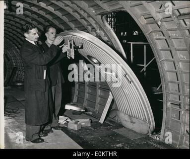 Jan 1, 1950 - Costruire il Britannia liner aria: l'enorme fusoliera è stata costruita in sezioni separate ed è infine assemblato in Assembly Hall a Bristol. Questo nuovo metodo di assemblaggio è in un modo di una forma di pre - fabbricazione. Qui una porta è molto leggera in parte plastica è di essere provato prima di essere assemblato. (Data esatta sconosciuto) Foto Stock