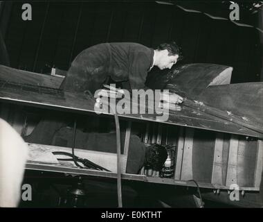 Jan 1, 1950 - Costruire il Britannia liner aria: uno all'interno dell'uno all'esterno. Due operai impegnati sul parafango di tribordo della Britannia. (Data esatta sconosciuto) Foto Stock