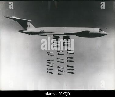 Jan 1, 1950 - ufficiale britannico fotografia (Royal Air Force) Crown Copyright reserved: Royal Air Force - pronto per entrare in azione ovunque vai giù il 1.000 pounders dal "Victor" - come recentemente rivelato, ulteriori elementi della Royal Air Force bomber command una V-force è in uno stato di disponibilità ad andare all'estremo oriente se necessario per supportare la Malesia contro il confronto indonesiano. Oltre al loro ruolo nucleare, la v. bombardieri può operare con ortodossi alta bombe esplosive. Qui un Victor è visto cadere 35 1.000 pounders durante la pratica. (Data esatta sconosciuto) Foto Stock