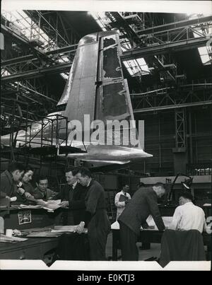 Jan 1, 1950 - Costruire il Britannia camicia d'aria:i progettisti e i loro assistenti lavorano presso la loro scrivania sotto l'enorme coda di una Britannia nel gruppo principale hall a Bristol. (Data esatta sconosciuto) Foto Stock