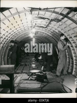 Jan 1, 1950 - Costruire il Britannia liner aria : sembra un tunnel in metropolitana, in realtà è l'interno della Britannia la fusoliera e il lavoro degli uomini sono la rivettatura insieme le sezioni. (Data esatta sconosciuto) Foto Stock