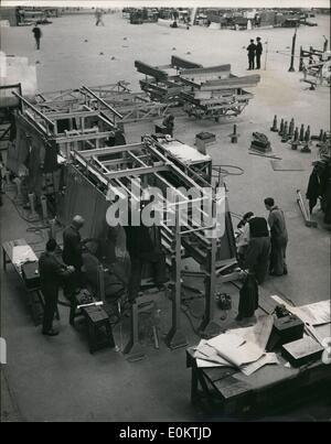 Jan 1, 1950 - Costruire il Britannia Liner aria: Nel gigante Assembly Hall a Bristol,m piano di coda e timone bracci sono rivatted insieme per il montaggio finale sul piano come loro progressi. (Data esatta sconosciuto) Foto Stock