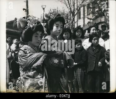 Jan 1, 1950 - Due piccoli Maiko (apprendisti geishe) durante la sfilata per Tokyo. Essi indossano accurati parrucche e molto colorato imonos. La loro ''eris'' o collari sono troppo colorato. Quando hanno laureato di una Geisha avranno white ''eris''. Le ragazze che mostra il talento necessario diventare Maiko si fra le età di 12 a 16, ma molti iniziare il training come giovani come 10. (Data esatta sconosciuto) Foto Stock