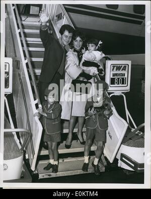 Sett. 09, 0000 - I pescatori di Eddie, i novelli sposi sono tornati in città. Le foto sul loro arrivo tramite TWA's Jetstreak da Parigi per chi è in luna di miele Eddie Fisher, Elizabeth Taylor e i suoi figli da precedenti matrimoni Michael Wilding, 6 e fratello Christopher, 4 e Liza Todd, 2. I pescatori sono di ritorno da un mese quattro business e luna di miele tour del continente. Essi saranno in città per quattro giorni prima di partire per un viaggio a Las Vegas. La arrivati in città con 59 borse e 2 cani. (Data esatta sconosciuto) Foto Stock