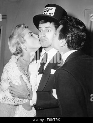 Janet Leigh e Tony Curtis kissing Jerry Lewis Foto Stock