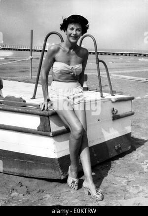 L'attrice Hedy Lamarr in un bikini in vacanza Foto Stock