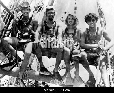 Pioniere della subacquea Hans Hass con sua moglie Lotte e altri Foto Stock