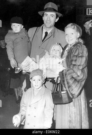 Attore Gregory Peck che arrivano a Londra con la moglie Greta e i loro figli Foto Stock