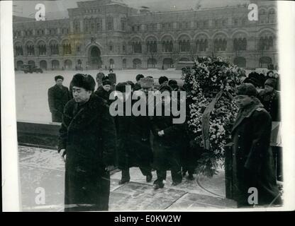 Febbraio 02, 1950 - Il Ministro degli Affari esteri della Repubblica popolare cinese stabilisce corona al mausoleo di Lenin: Chou-En-Laj, Presidente dell'amministrazione cinese del Consiglio e il ministro degli Affari esteri della Repubblica popolare cinese, recentemente ha deposto una corona al mausoleo di Lenin a Mosca. La foto mostra il ministro Chou En-Lai, con gli altri membri della delegazione cinese, visto arrivare al mausoleo. Foto Stock