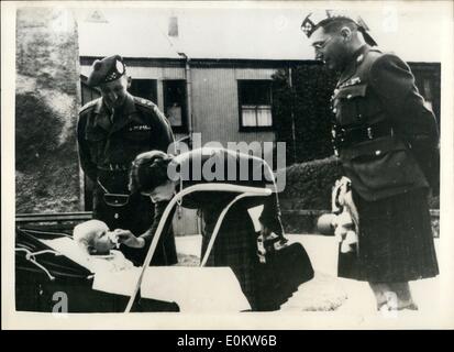 Agosto 08, 1951 - Princess Anne sente la banda: Princess Anne detiene ancora; la principessa Elisabetta si applica fazzoletto al naso ; Lieut. Col. Neilson in stand by. Egli è stato presentato al Princess Anne ieri dopo la Pipe Band del canadese Argyll e Sutherland Montanari aveva giocato prima la principessa Elisabetta e la principessa Margaret. Dopo la performance della band di 26 membri hanno preso il tè con le principesse. Foto Stock