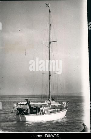 Apr. 04, 1950 - Due uomini vela 25ft Yacht PER STATI UNITI: Kevin O'Riordan, 64 e Humphrey Barton, 50, set di dal Solent ieri in un 25ft. yacht, con New York la loro destinazione. Essi sperano di attraversare l'Atlantico in sei settimane. Il sig. O'Riordan è un ex poliziotto - Il Sig. Barton una barca designer. Il loro mestiere, la Vertue 35, è stato progettato da lui a Lymington. Essa pesa cinque tonnellate ed è stato rafforzato a centro nave per la traversata dell'oceano. La foto mostra: La Vertue 35 visto come ha lasciato ieri per l'America. Foto Stock