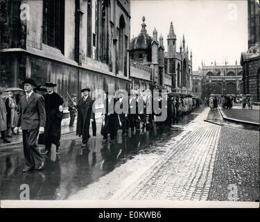 Maggio 05, 1950 - lauree honoris causa dell'Università di Oxford. Keystone Foto Mostra: la processione verso il Encaenia a Oxford oggi per la presentazione delle lauree honoris causa del dottor Diritto Civile (sulla sig. J.W. Davis, ex U.S. Ambasciatore a Londra; ed il Dott. J.F. Mountford Vice Gran Cancelliere dell Università di Liverpool) e gradi di Dr di lettere su Il Sig. Walter de la Mare il poeta e il sig. R.H. Tawney l'on. Il collega di Balliol. Foto Stock