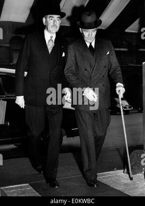 Dean Acheson e Lewis Douglas arriva a Lancaster House Foto Stock