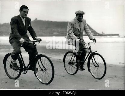 25 maggio 1950 - Lee Savold in formazione per la sua lotta con Bruce beccaccia.: American pesante. Lee Savold è in formazione a Scarborough per la sua lotta con Bruce beccacce al White City, Londra il prossimo mese. La foto mostra durante il corso di formazione. Lee Savold è visto il ciclismo con Charles Henry di Croydon. che ha assunto il ruolo di sparring partner con Lee. Foto Stock