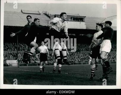 Ottobre 10, 1951 - Chelsea contro il Bolton Wanderers.. Mostra fotografica di Hanson la vitesulla Goealkeeper rende un salvataggio - durante il Chelsea contro il Bolton Wanderers corrispondono a Stanford bridge questo pomeriggio. Foto Stock