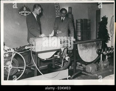 Ottobre 10, 1951 - Alla prima mostra per i vigili del fuoco, verificatosi in Celle, questo nuovo tubo flessibile automatico-macchina di lavaggio è stato mostrato dalla società Domeyer. Questo sistema di lavaggio automatico consente di risparmiare i vigili del fuoco da ore di pulizia tubi sporchi. 1.000 metri lungo i tubi flessibili possono essere segnati withi Foto Stock