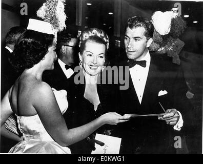 L'attrice Lana Turner e Fernando Lamas arrivando alla premiere per 'americana a Parigi" Foto Stock