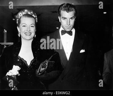 L'attrice Lana Turner e l attore Fernando Lamas alla premiere di 'americana a Parigi" Foto Stock