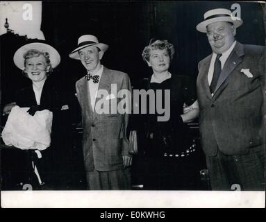 Giugno 27, 1950 - 27-6-50 Laurel e Hardy a Milano. Keystone Foto Mostra: Stan Laurel e Oliver Hardy, il popolare americana comici schermo visto con le loro mogli durante la loro visita a Milano. Tifosi hanno cercato di Ã¢â'¬Ëoechair " loro quando sono arrivati a Roma ma hanno trovato che Hardy è stata un po' troppo pesante e ha dovuto a piedi mentre il suo partner è stato eseguito. Foto Stock