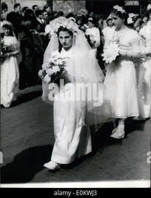 Lug. 07, 1950 - La processione del ''La Nostra Signora del Monte Carmelo'': la processione del ''La Nostra Signora del Monte Carmelo", una cerimonia annuale di Londra colonia italiana di Clerkenwell (Little Italy), ha avuto luogo questo pomeriggio. La foto mostra: uno dei tanti bambini che hanno preso parte al corteo pittoresco, avviato dalla Chiesa di San Pietro, Clerkenwell. Foto Stock