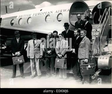 Lug. 07, 1950 - prima elica turbina aereo di linea è utilizzare oggi: la storia dell'aviazione è stato fatto oggi quando il primo al mondo prop-jet servizio passeggero aperto. British European Airways ha guadagnato la distinzione di essere la prima compagnia aerea al mondo ad operare un elica di aereo a turbina. Il velivolo, un Vickers Viscount prototipo è stato utilizzato su Londra servizio Paris. La foto mostra: Aria Commodore Sir Frank Whittle, nel centro di un gruppo di altri passeggeri prima di lasciare Northolt per Parigi oggi. Foto Stock