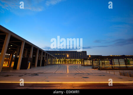 Il Willy-Brandt-Platz è una piazza di fronte Berlin Brandenburg Airport (IATA: BER), il nuovo aeroporto internazionale di Berlino, capitale della Germania. - 21 Aprile 2014 Foto Stock