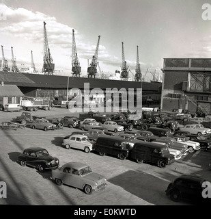 Degli anni Cinquanta, foto storiche del porto di Londra che mostra il vecchio British auto parcheggiate in attesa di essere spedito oltreoceano. Foto Stock