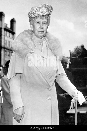 Ritratto della Regina Maria fuori del palazzo Foto Stock