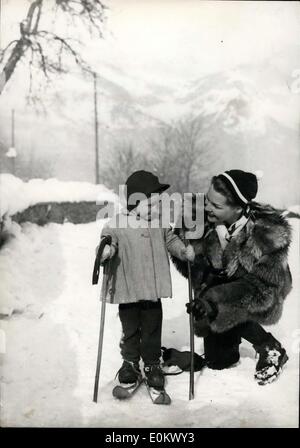 Gen 27, 1952 - Il più giovane ski-er: questa giovane ragazza ski-er di Threes è recentemente apparso per la prima volta con gli sci nella speranza di diventare come sua madre un ski-ing campione. Foto Stock