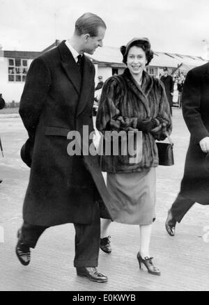 La regina Elisabetta II e il Principe Filippo in una passeggiata Foto Stock