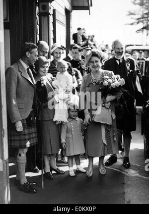 Membri del Windsor Royal famiglia arrivando a Balmoral Foto Stock