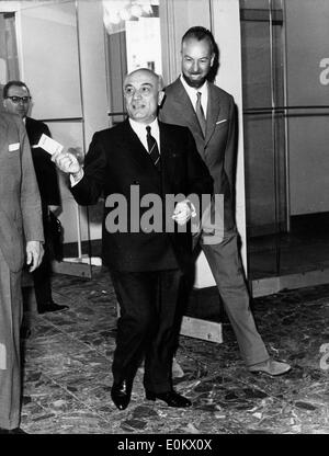 Il primo ministro Amintore Fanfani visita Parigi Foto Stock