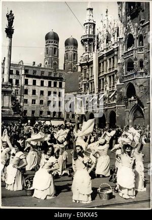 Sett. 21, 1950 - pittoresca processione a Monaco di Baviera. L'apertura del famoso ottobre fiera di Monaco di Baviera, è stato segnato da una grande processione in cui la gente da tutte le parti del sud della Germania e in Austria, indossando i costumi tradizionali, hanno preso parte. La foto mostra le donne eseguire la tradizionale danza del Monaco di Baviera ''Waschermadin'' (rondella-donne) in Marienplatz, all'esterno. Foto Stock