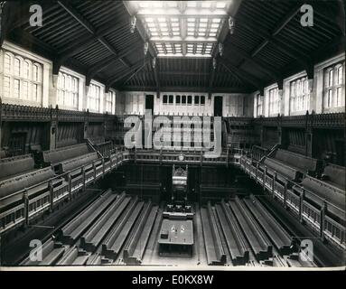 Ottobre 10, 1950 - Premere visualizza di nuovo House of Commons: Foto Mostra la vista generale all'interno della "casa" a premere visualizza di nuovo House of Commons questa mattina. La sinistra, riccamente intagliato nella tabella centro è un dono dal Canada -- altoparlante e la Sedia dietro è un dono dall'Australia. Foto Stock
