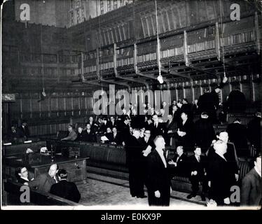 Ottobre 30, 1950 - Scena dentro la camera dei comuni prima dell apertura della nuova camera. Fotografia storica: questa storica la fotografia mostra la camera della nuova House of Commons - con i membri nelle loro sedi - prima della cerimonia ufficiale di apertura della nuova casa di Commons by H.M. Il Re. La possibilità di realizzare una simile fotografia non si è verificato prima e non può mai verificarsi nuovamente. L occasione era la codifica di una riserva di posti dopo il sergente a bracci avevano sbloccato la porta a 8. a.m. questa mattina in preparazione per le cerimonie Foto Stock