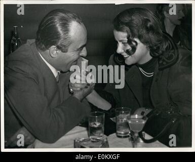 Gen 01, 1951 - regista italiano Giorgio Giuseppe che ha diretto la ''Riso Amaro'' incontra il vecchio amico schermo italiana attrice Alida Valli a Hollywood. Foto Stock