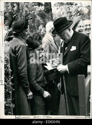 Ottobre 06, 1952 - 6-10-52 il sig. Churchill tours il suo collegio elettorale. Il sig. Winston Churchill questo pomeriggio ha girato la sua circoscrizione Woodferd, che si è conclusa con un discorso sulla ragazza di alta scuola, Botesdale. Keystone Foto Mostra: il sig. Churchill segni il suo autografo per undici anni di David Baker durante il suo tour elettorale oggi. Foto Stock