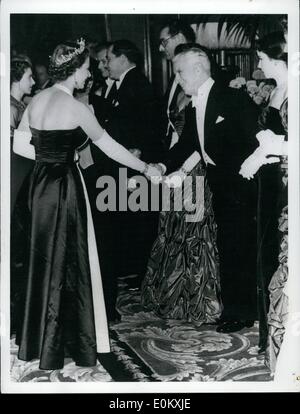 Ottobre 10, 1952 - l''Tramp'' soddisfa la regina.: Londra, Inghilterra: Queen Elizabeth II scuote la mano con il fumetto Charlie Chaplin all'Empire Theatre di Leicester Square prima di un film reale prestazioni di ''Limelight'' i fumetti ultime foto cerca su (RT) è Cons O'Neill Chaplin, Charlie's moglie. Foto Stock