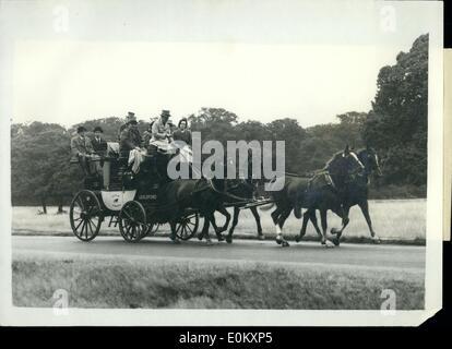 Agosto 08, 1952 - un legame con il passato diligenze Rune a Southampton nuovamente: il vecchio di 120 anni ''Red Rover Coach'' ora ripristinato - Foto Stock