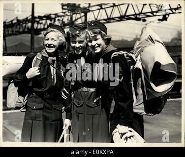 Agosto 08, 1952 - Norvegese Girl Guides arrivano a Londra per il campo internazionale: una parte della ragazza norvegese guide che sono state soggiornando a Ipswich in questi ultimi giorni - arrivato a Londra questa mattina sulla strada per la guida internazionale Camp a Beaconsfield. La foto mostra L-R:- Astri Perring (17) di Oslo; Astrid Jacobsen (16), Oslo e Ase Guterdrum, Oslo - visto con i loro pacchi a Liverpool Street Station questa mattina. Foto Stock