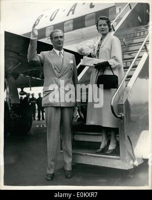 Agosto 08, 1952 - Il Segretario di Stato per gli affari esteri e la sua sposa partono per la loro luna di miele in Portogallo.: Sig. Anthony Eden il Segretario di Stato per gli affari esteri e la sua sposa - Miss Clarissa Churchill - lasciato Londra aeroporto questa mattina per la loro luna di miele in Portogallo. La foto mostra la sposa e lo sposo circa a bordo del loro aereo all'Aeroporto di Londra di questa mattina. Foto Stock