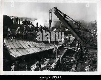 Ottobre 10, 1952 - ruolo di morte può essere oltre 100 in triplo treno crash: si teme che il desthr rotolo può essere oltre 100 dopo il triplice incidente ferroviario a Harrow and Wealdstone Station questa mattina tra il boot di notte a Londra - Londra - Liverpool express e un Warford locale a Londra in treno. Uno dei treni arata nella piattaforma della stazione e il ponte ferroviario sulla Wealdstone High Street è crollato. La foto mostra la scena del disastro che mostra le gru al lavoro sul relitto oggi. Foto Stock