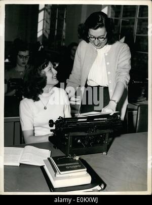 Ottobre 10, 1952 - Una scuola per i bambini dei soldati americani- in Gran Bretagna gli studenti con la sua ''bellezza Rose''.: un tipico american co-didattico della scuola è stata aperta a Bushey Park, Stadio di Twickenham, per i figli dei soldati americani in Gran Bretagna. Si tratta di un tipico american high school, completo di Campus e passo di baseball. Il consiglio dei bambini a scuola e i loro insegnanti provenienti da tutte le parti degli Stati Uniti Foto Stock